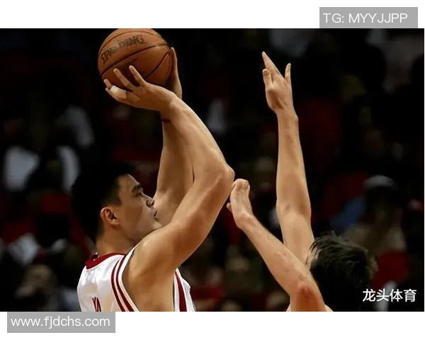 姚明在NBA赛场上展现力量与技巧的暴力扣篮瞬间回顾
