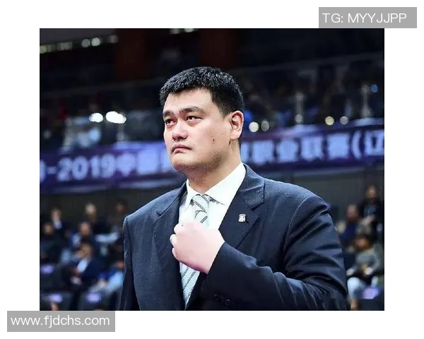 姚明驾驶豪车出行引发热议网友纷纷点赞其低调生活态度