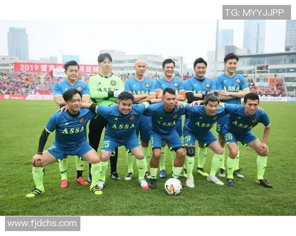 足球明星们的霸气合照展现球场风采与团队精神的完美瞬间 足球明星们的霸气合照展现球场风采与团队精神的完美瞬间