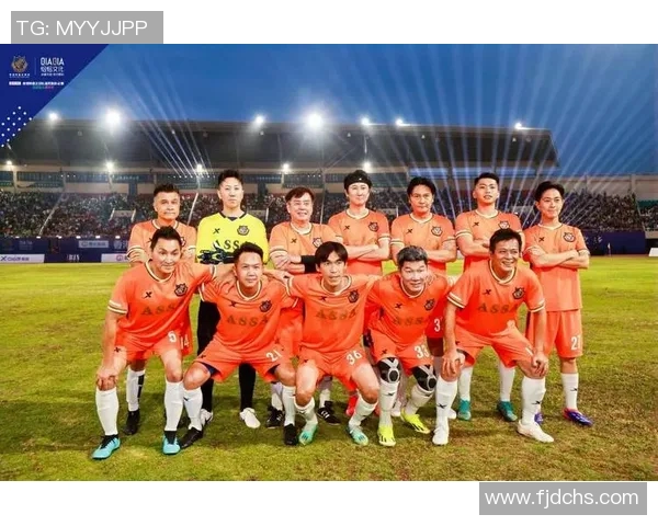 足球明星闪耀时尚走秀舞台展现运动与魅力的完美结合