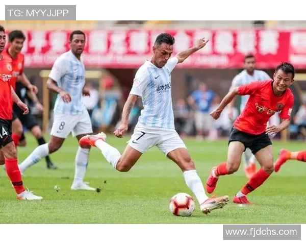 富力与上港激战在即球票抢购热潮引发球迷关注