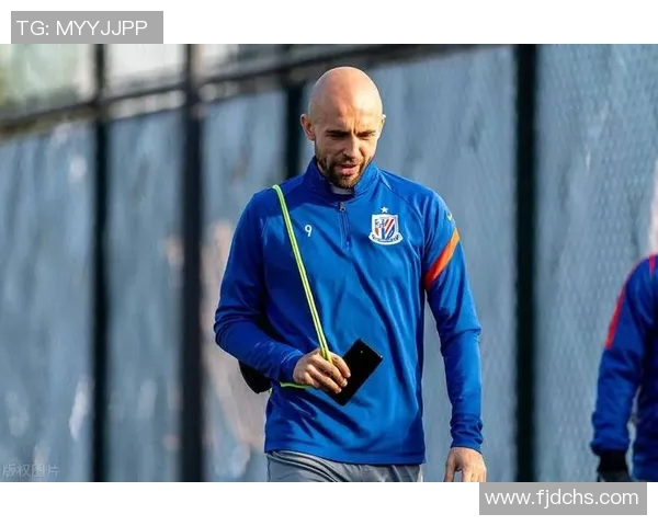 杭州酒吧内足球明星现身引发热议究竟是谁让球迷纷纷围观 杭州酒吧内足球明星现身引发热议究竟是谁让球迷纷纷围观