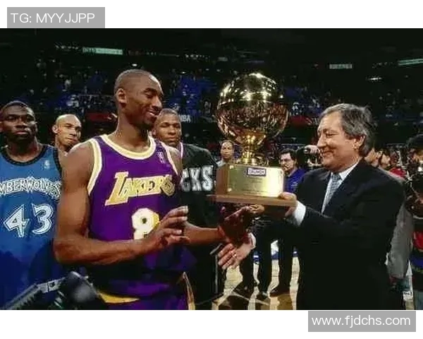 篮球明星在赛场上挥洒汗水的动人瞬间展现了他们的激情与实力