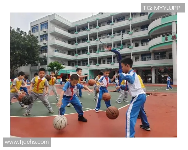 在模仿篮球明星动作的房间里感受运动的激情与乐趣 在模仿篮球明星动作的房间里感受运动的激情与乐趣
